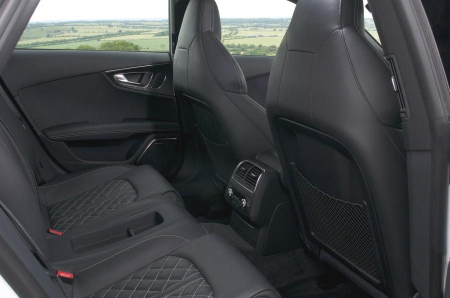 Интерьер Audi S7 Sportback 2012 года  (UK) (фото 8 из 17)